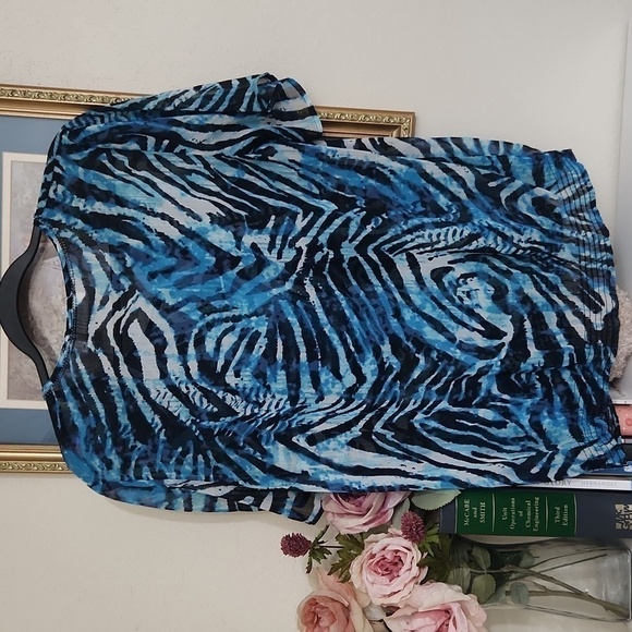 Chicos Abstract Print Top in sheer material And Beading Small Career office - Picture 6 of 10